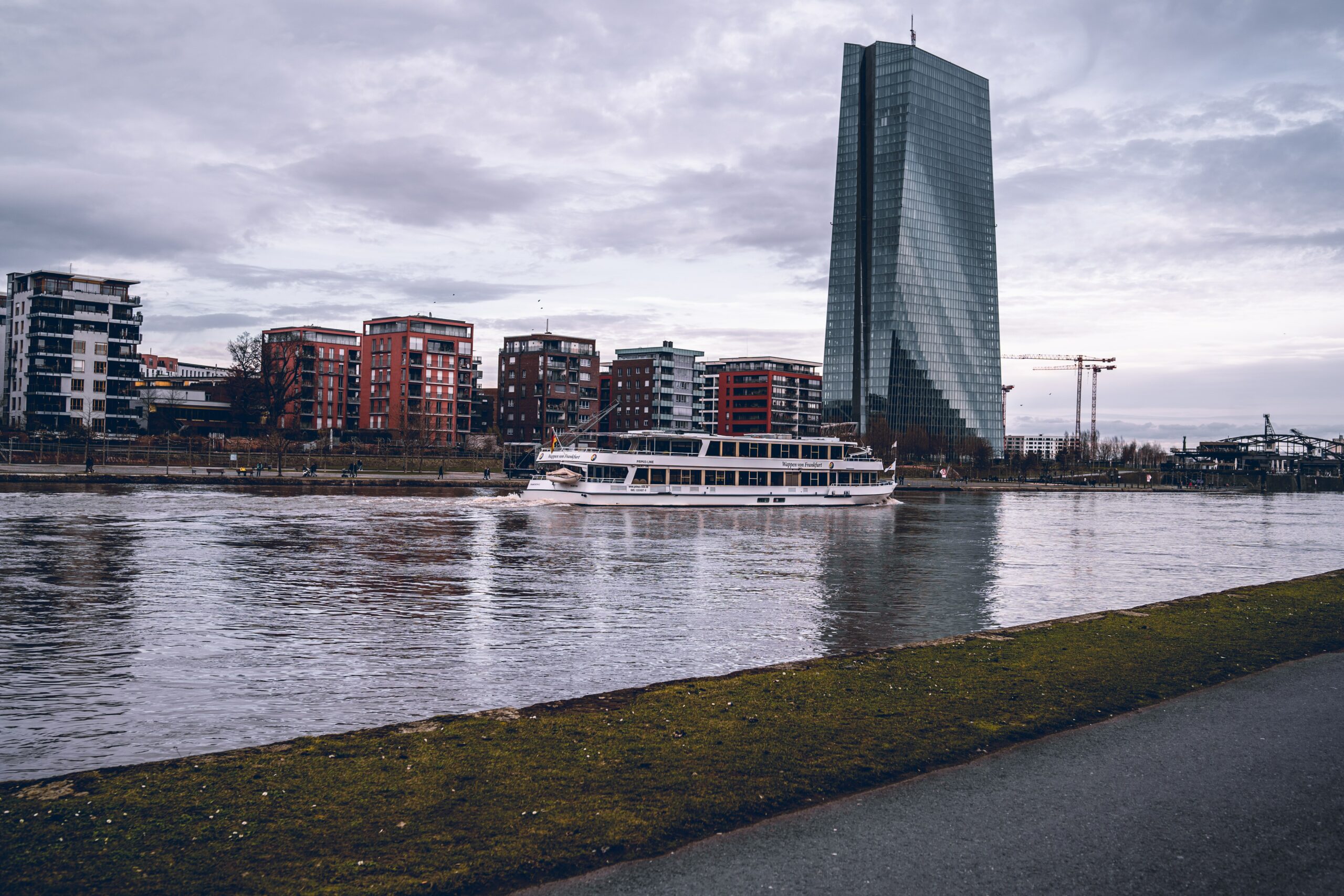 Vous êtes en train de consulter BCE : Décision en septembre pour le “verdissement” des actifs