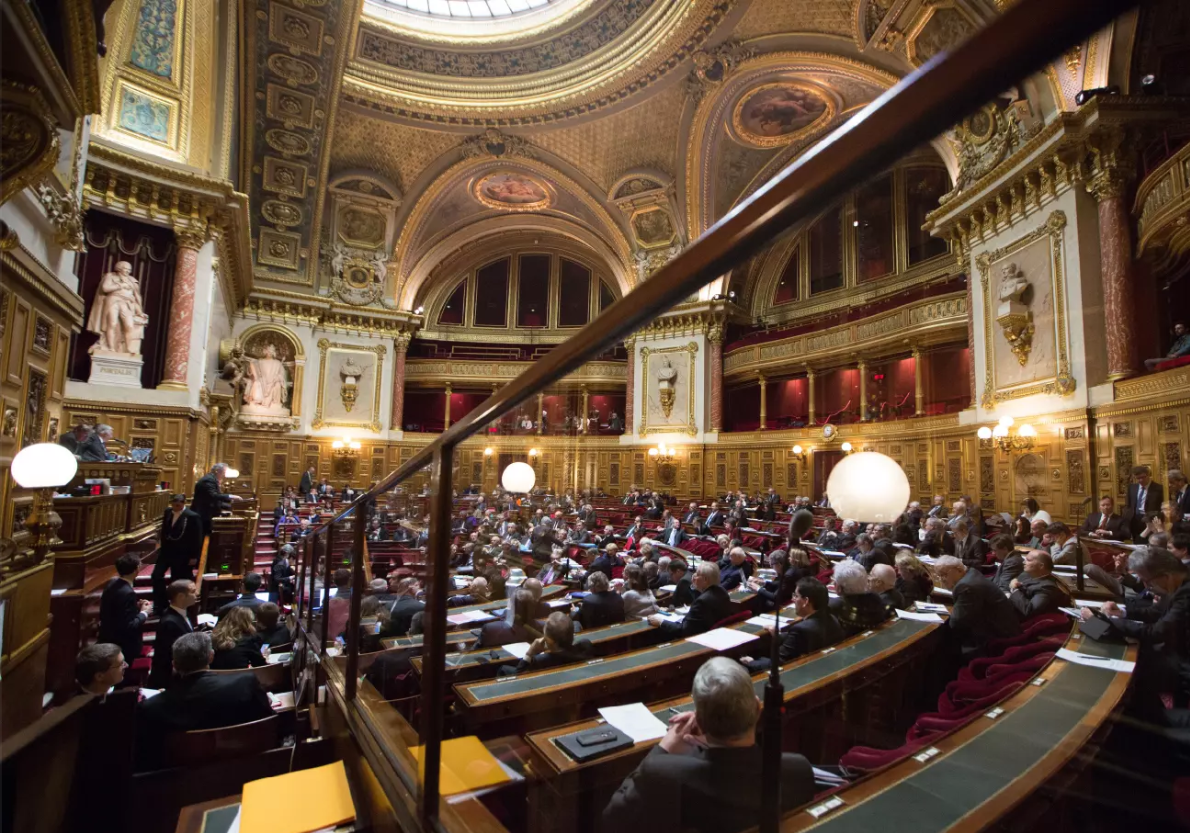 Read more about the article Le Sénat adopte le plafonnement des indemnités de départ des traders