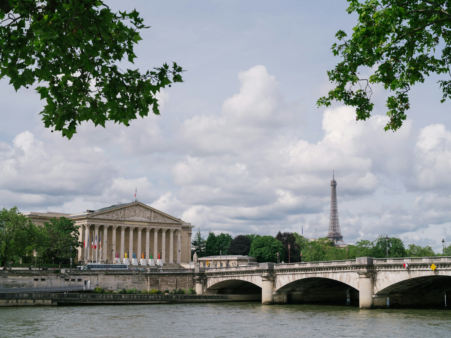 Vous êtes en train de consulter Face à Londres et Francfort, la place de Paris réclame un soutien politique clair